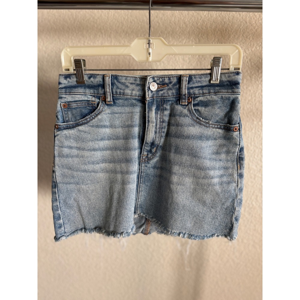 American Eagle Women 2 Light Wash Denim Mini Skirt Stretch Raw Hem Distressed